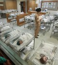 Newborns inside Cheil General Hospital in Seoul. (Yonhap)