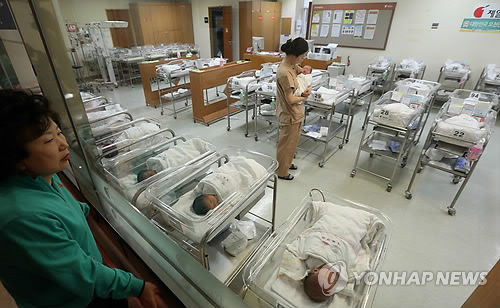 Newborns inside Cheil General Hospital in Seoul. (Yonhap)