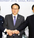 Deputy foreign ministers of South Korea, China and Japan join hands before they have a trilateral meeting at the Hotel Shilla in Seoul Thursday. From left are Shinsuke Sugiyama from Japan; Lee Kyung-soo from South Korea and Liu Zhenmin from China. (Yonhap)