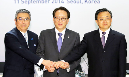 Deputy foreign ministers of South Korea, China and Japan join hands before they have a trilateral meeting at the Hotel Shilla in Seoul Thursday. From left are Shinsuke Sugiyama from Japan; Lee Kyung-soo from South Korea and Liu Zhenmin from China. (Yonhap) 