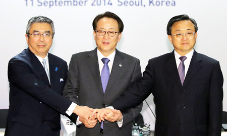 Deputy foreign ministers of South Korea, China and Japan join hands before they have a trilateral meeting at the Hotel Shilla in Seoul Thursday. From left are Shinsuke Sugiyama from Japan; Lee Kyung-soo from South Korea and Liu Zhenmin from China. (Yonhap)