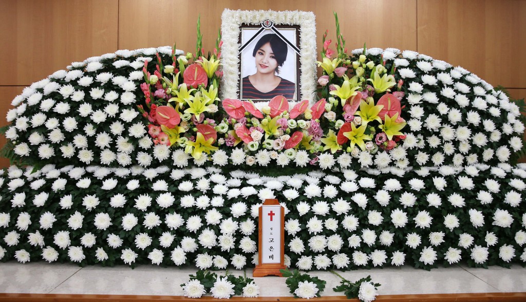 A photo of Ladies' Code member Go EunB at her funeral Wednesday following her death in a car accident. (Yonhap)