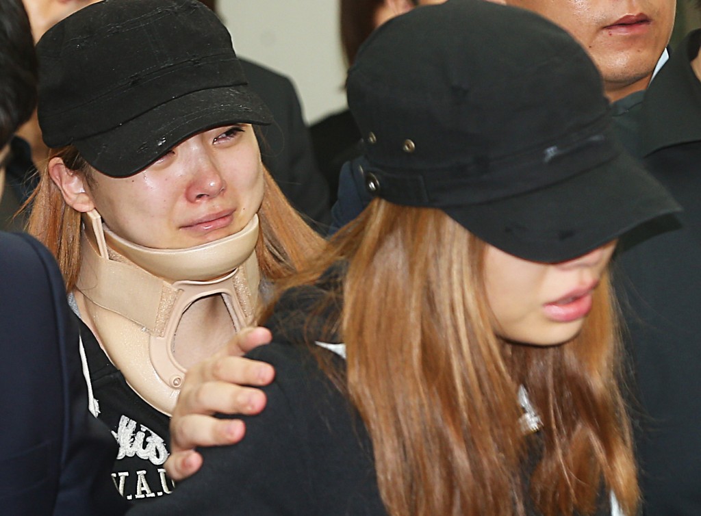 Zuny, left, and Ashley cannot hold back the tears at EunB's funeral. (Yonhap)