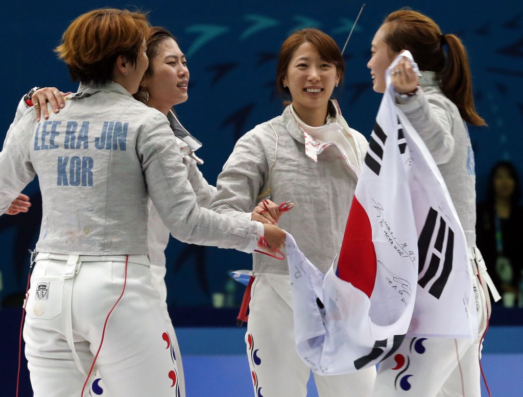 South Korean female fencers celebrate after winning gold medeal. (Yonhap)