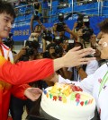 After the medal ceremony, Sun Yang, left, gave Park tae-hwan a birthday cake. (Yonhap)