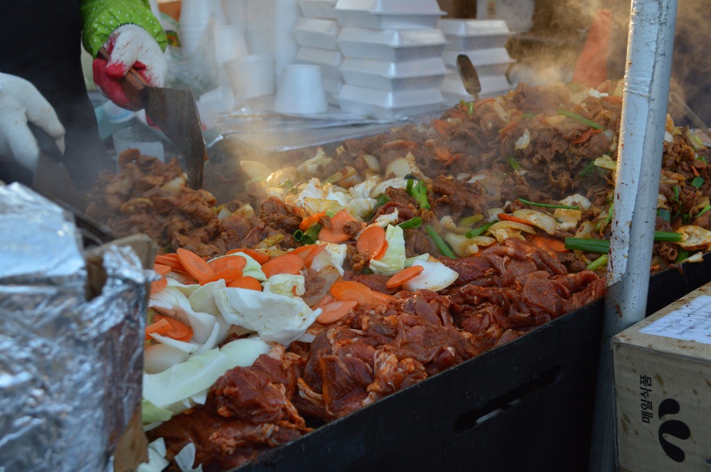 Food vendors crowded the marketplace at the 41st Los Angeles Korean Festival. (Tae Hong/The Korea Times)