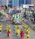 The Korean Parade comes down Olympic Boulevard Saturday in Los Angeles' Koreatown. (Park Sang-hyuk/The Korea Times)