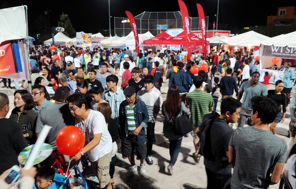 Crowds at the 41st Los Angeles Korean Festival's marketplace. (The Korea Times)