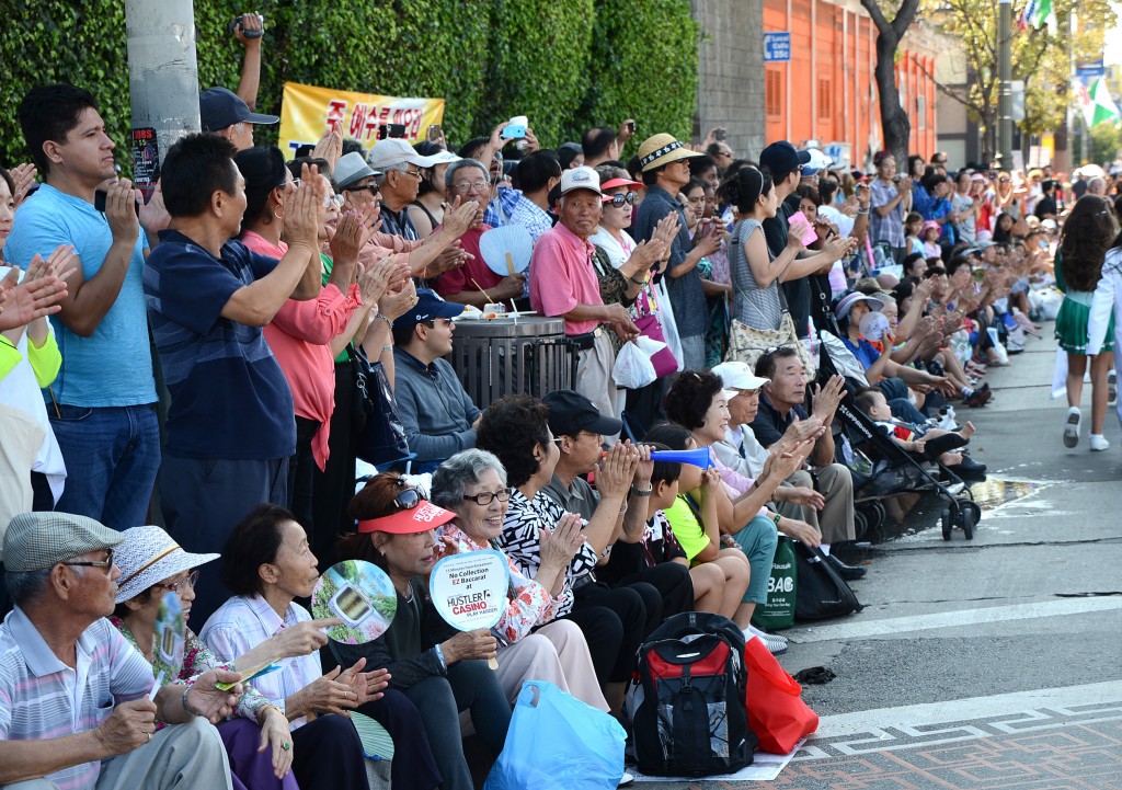Spectators watch the Korean Parade Saturday in Los Angeles' Koreatown. (The Korea Times)