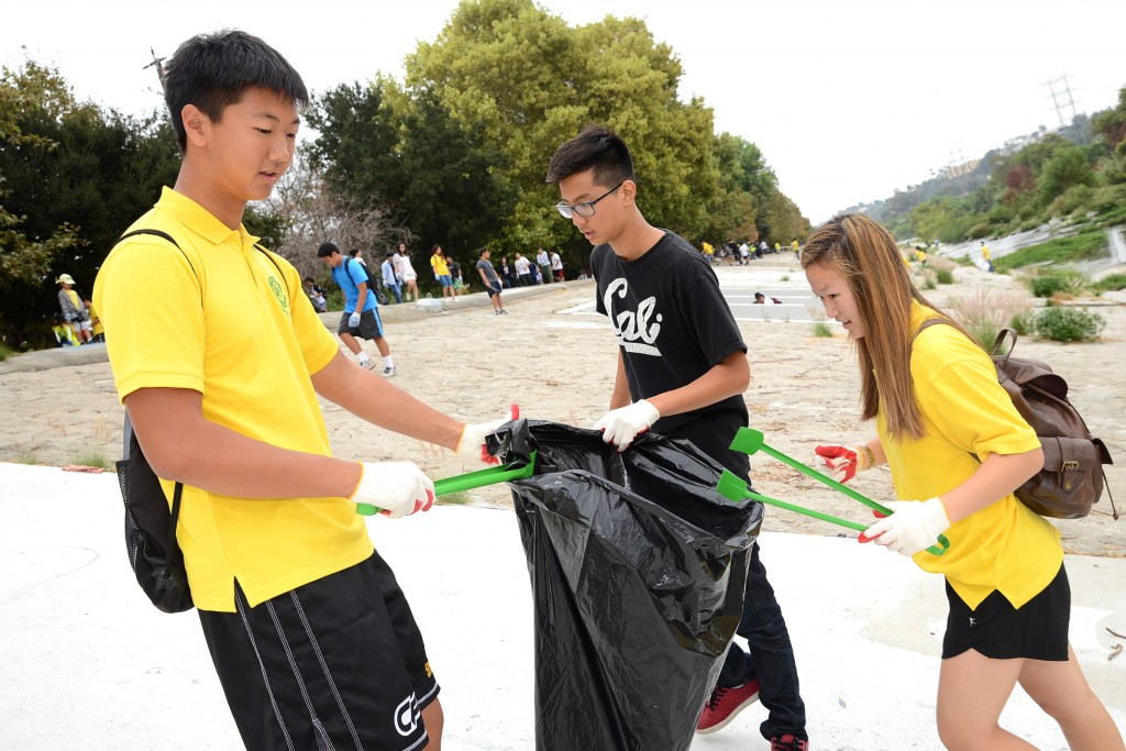 Students clean up a river near Glendale, Calif. Saturday as a part of Coastal Cleanup Day 2014. (Kim Young-jae/The Korea Times)