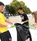 Students clean up a river near Glendale, Calif. Saturday as a part of Coastal Cleanup Day 2014. (Kim Young-jae/The Korea Times)