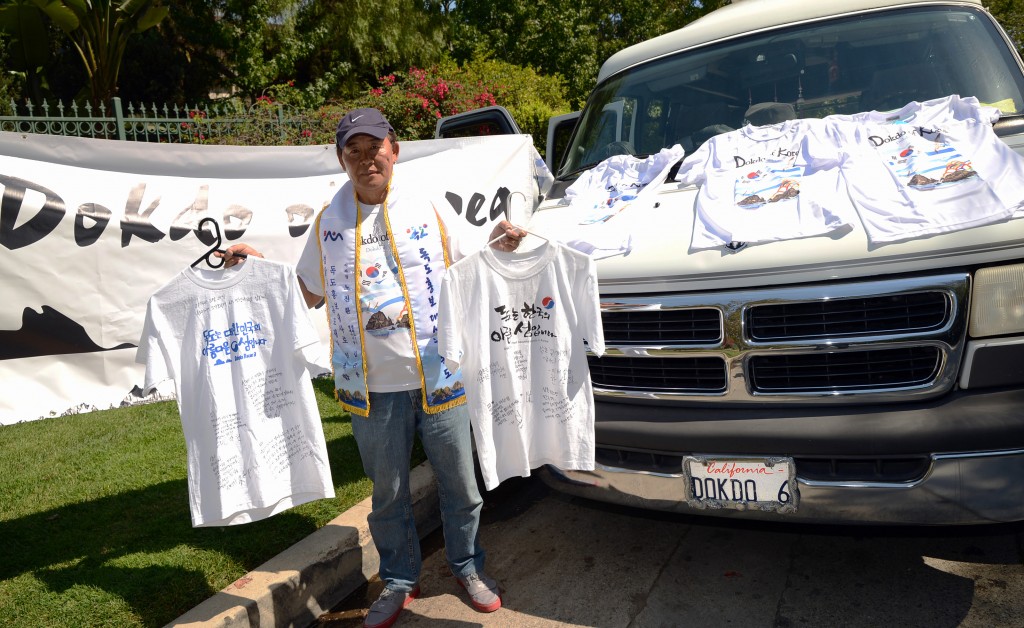 Choi Dok-do shows off his promotional gear. (Kim Young-jae/The Korea Times)