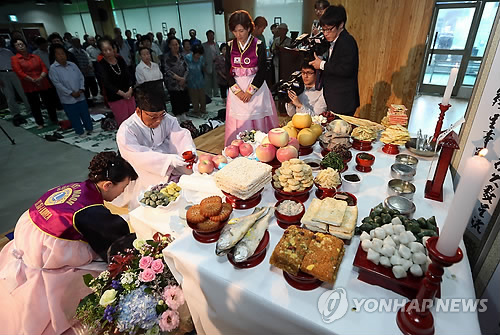 Senior citizens perform joint ancestral rites at a seniors hall in downtown Seoul on Sept. 5, 2014, ahead of Chuseok, which falls on Sept. 8.