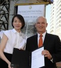 Cho Hyun-a (L), the head of the KAL Hotel Network, attends an event in Los Angeles on Sept. 23, 2014, for the signing of a contract for the InterContinental Hotel Group to operate the Wilshire Grand Hotel in downtown Los Angeles. Kirk Kinsell, president of the Americas at InterContinental Hotels Group (IHG), is at right. (Yonhap)