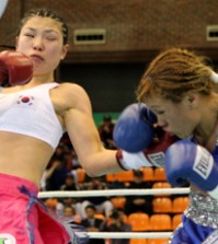 North Korean defector boxer Choi Hyun-mi, left, now wears Taeguk mark on her chest. (Yonhap)