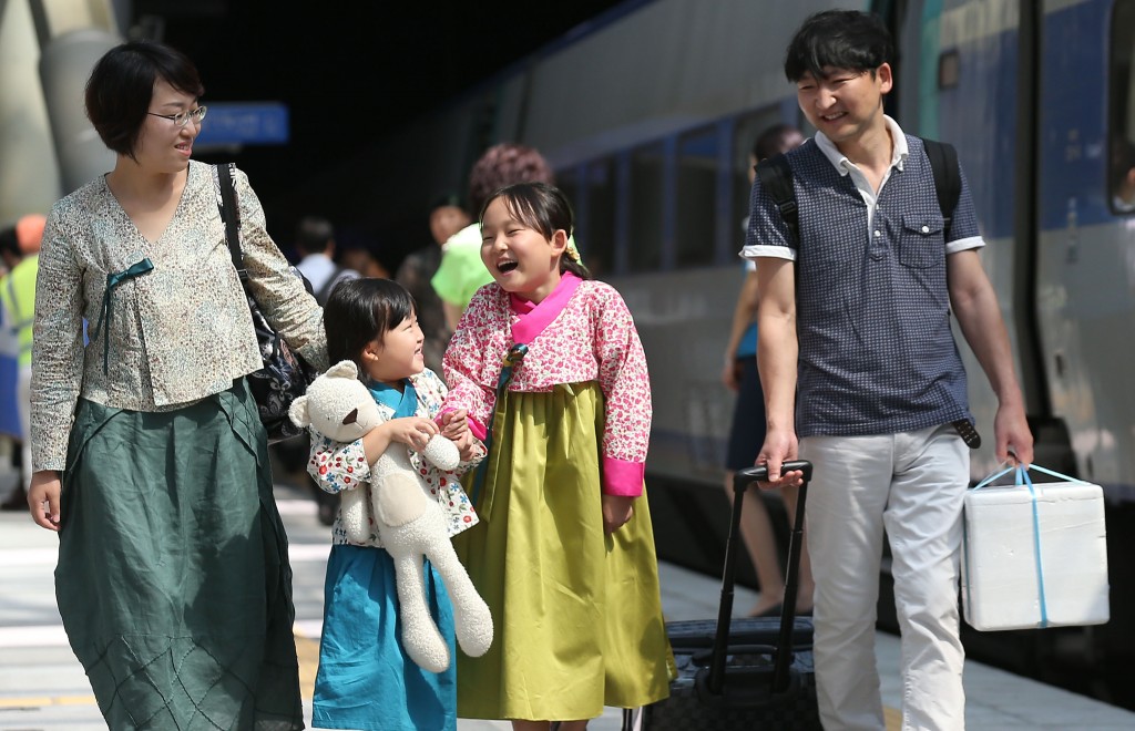  Along with Lunar New Year, Chuseok marks South Korea's longest holiday in which many South Koreans head to their hometowns for ancestral rituals and to spend time with their families. (Yonhap)