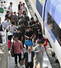 The annual exodus begins on Sept. 5, 2014 as many South Korans head home to spend five-day Chuseok holidays. (Yonhap)