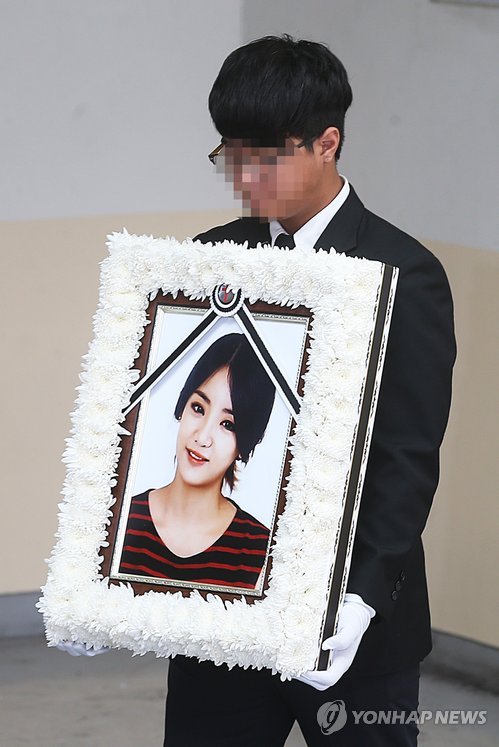 A man carries Go EunB's portrait during her funeral service held at Korea University Medical Center Friday. (Yonhap)