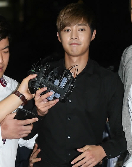 Actor and singer Kim Hyun-joong, 28,  appears at the Gangnam Police Station in Seoul on Sept. 2, 2014, to be questioned about the allegations that he assaulted and injured his girlfriend, who requires six weeks of medical treatment. (Yonhap) 