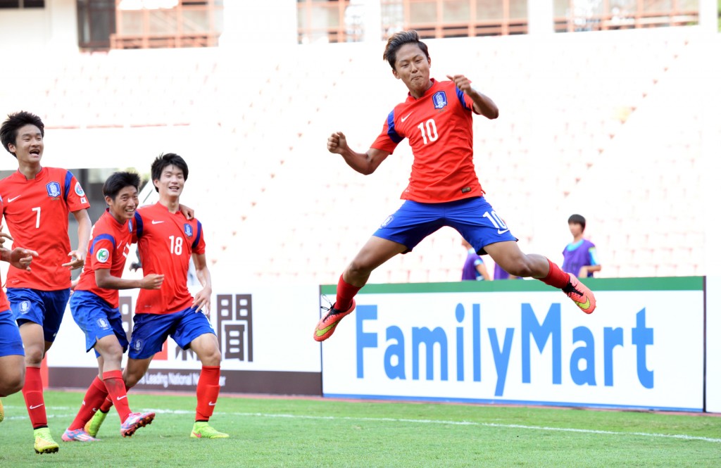 Lee Seung-woo celebrates after scoring a goal against Japan. (Yonhap)