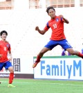 Lee Seung-woo celebrates after scoring a goal against Japan. (Yonhap)