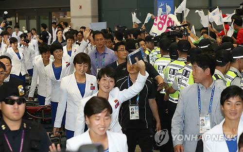 North Korean athletes arrive at Incheon International Airport Thursday for the Asian Games. (Yonhap)
