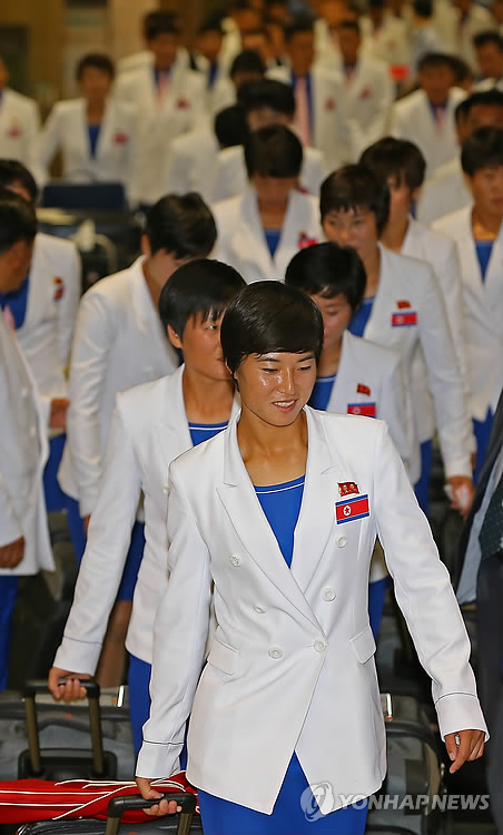 The first batch of 94 members of the North Korean delegation to the Incheon Asian Games arrives at Incheon International Airport on Sept. 11, 2014. (Yonhap)