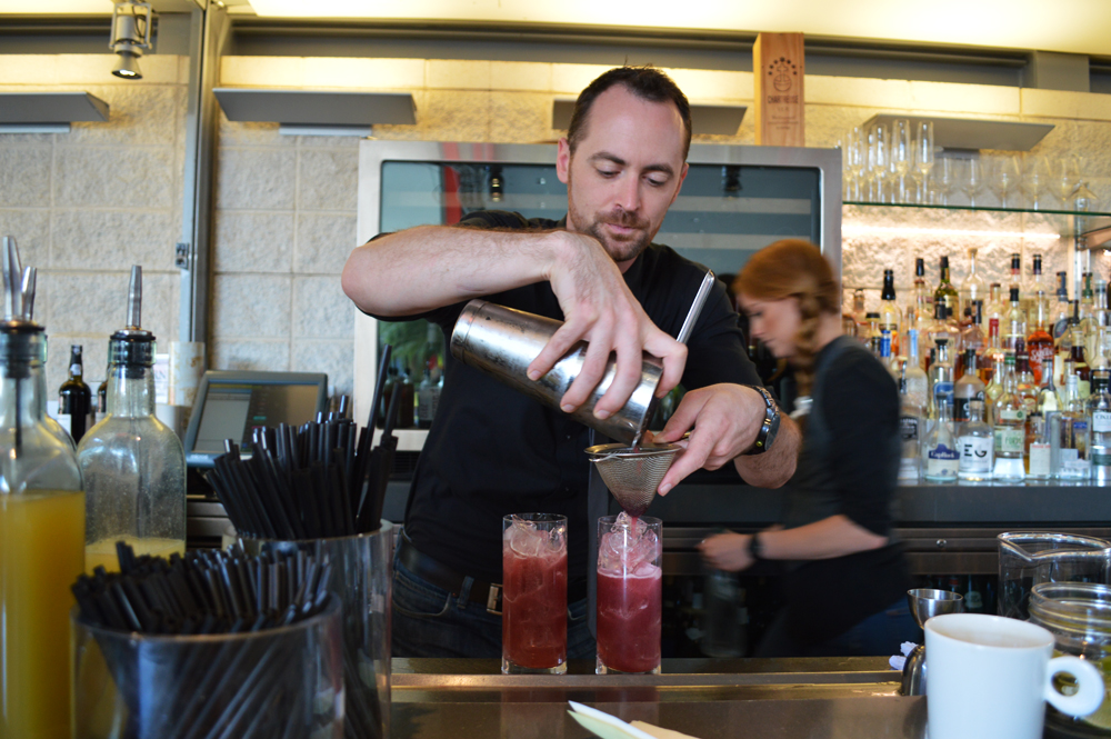 Bar Director Sean Naughton at Ray's and Stark Bar inside LACMA pours a soju cocktail. (Tae Hong/The Korea Times)