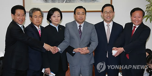 The rival parties stuck a deal over the long-disputed Sewol ferry bill Tuesday. (Yonhap)