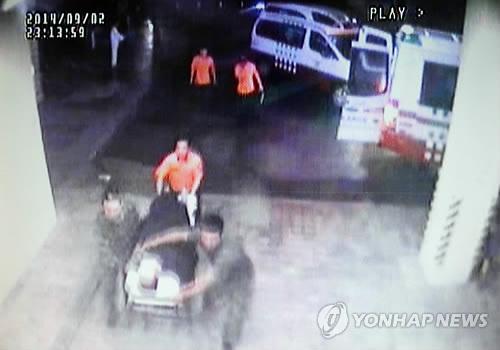 This video footage shows a special forces soldier being taken to a nearby hospital in Jeungpyeong, South Korea, on Sept. 2, 2014, after he lost consciousness during captivity training in his unit. (Yonhap)
