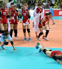 Kim Yeon-koung leads the   celebration  after defeating China. (Yonhap)