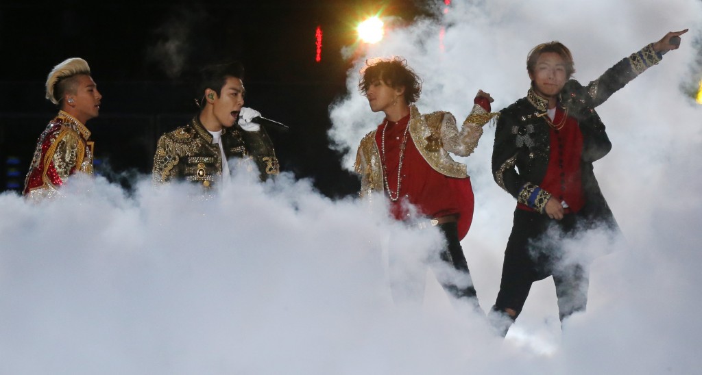 Members of the South Korean boy band 'Big Bang' perform during the closing ceremony for the 17th Asian Games in Incheon, South Korea, Saturday, Oct. 4, 2014. (Yonhap)