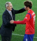 Coach Uli Stielike congratulates Ki Sung-yeung for job well-done as he makes a second half substitution. (Yonhap)