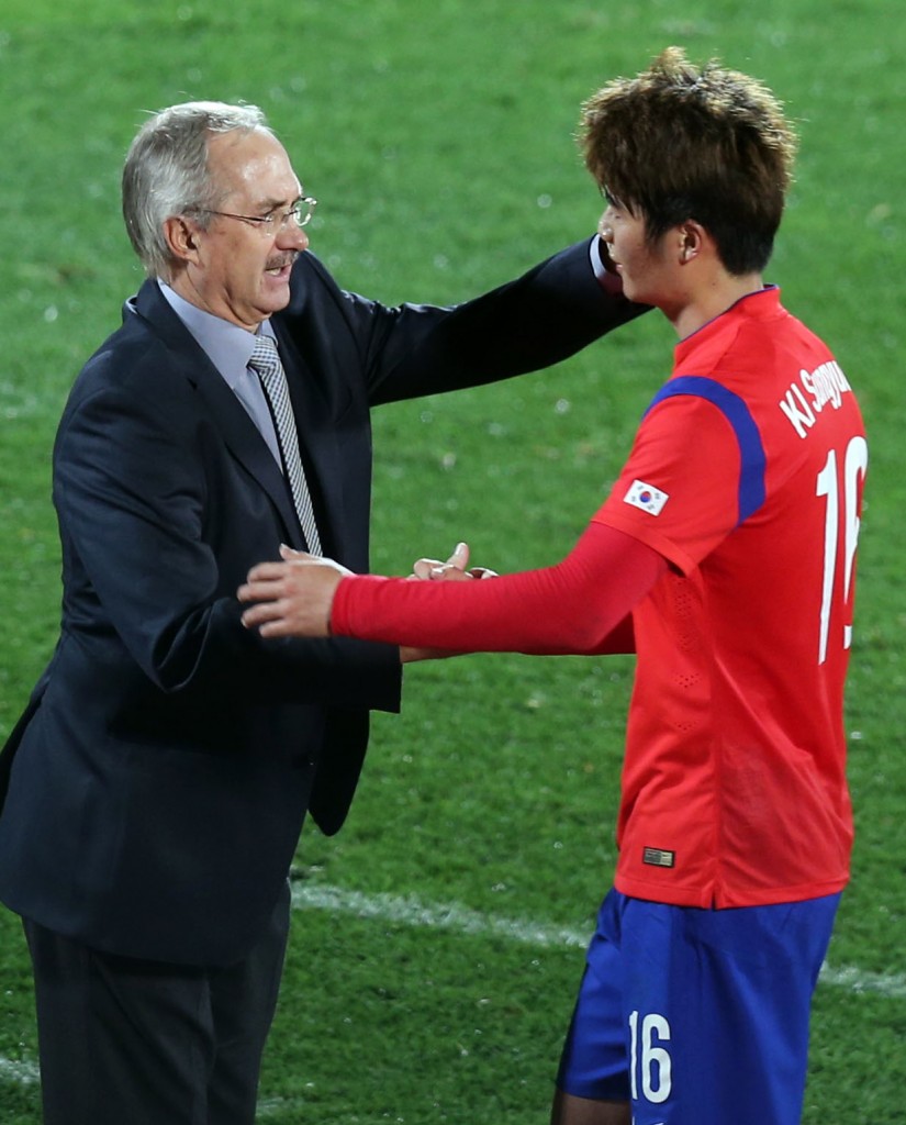 Coach Uli Stielike congratulates Ki Sung-yeung for job well-done as he makes a second half substitution. (Yonhap)