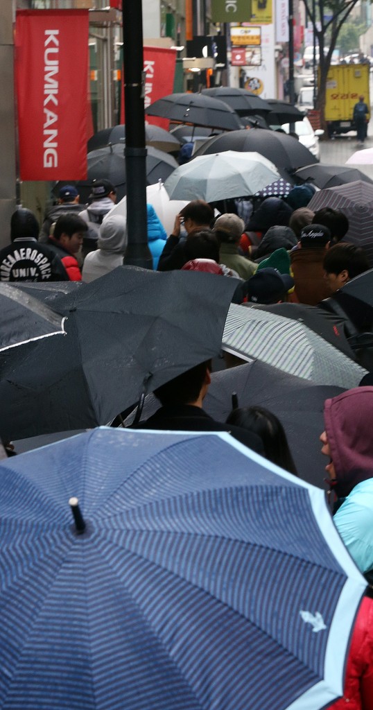 Rain couldn't stop Koreans from getting their iPhones. (Yonhap)