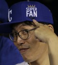 Kansas City Royals fan Sung Woo Lee, from South Korea, shows off his "super fan' cap. (AP)
