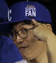 Kansas City Royals fan Sung Woo Lee, from South Korea, shows off his "super fan' cap. (AP)