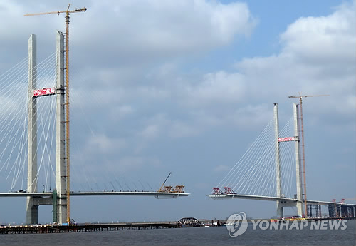 A bridge is being built over the Amrok River, called the Yalu River in Chinese, on the border between the two communist allies on Oct. 10, 2013. China assumed all the cost for the construction of the 3,030-meter bridge set to open in September next year. (Yonhap)