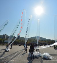 South Korean activists send anti-Pyonyang leaflets over the norther border. (NEWSis)