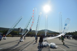 South Korean activists send anti-Pyonyang leaflets over the norther border. (NEWSis)