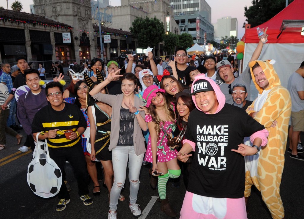 Attendees at K-Town Night Market Halloween Food Festival in Koreatown. (Park Sang-hyuk/The Korea Times)