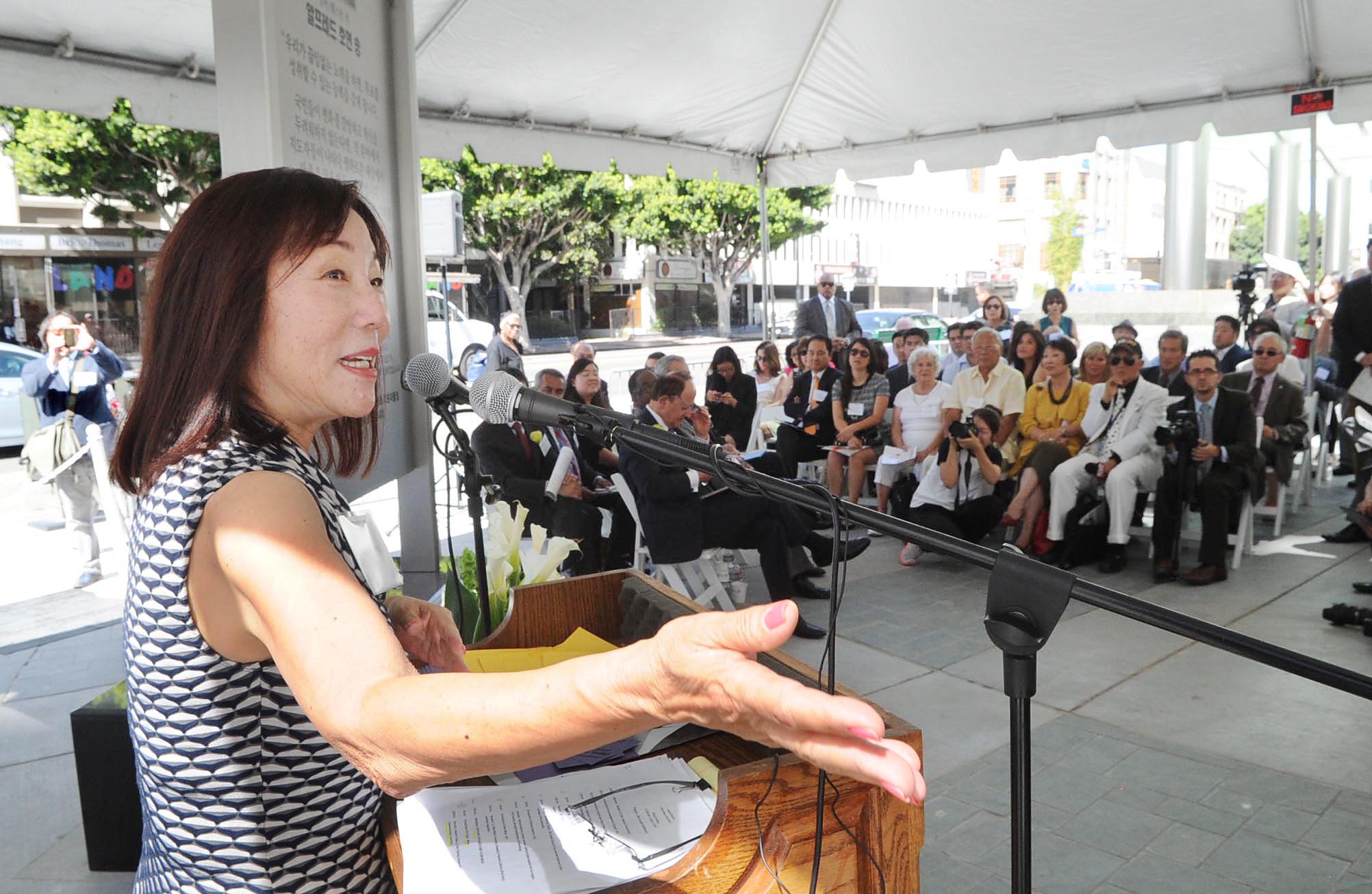 Leslie Song gives a speech at the unveiling ceremony of the Alfred H. Song memorial Oct. 3. (Park Sang-hyuk/The Korea Times)