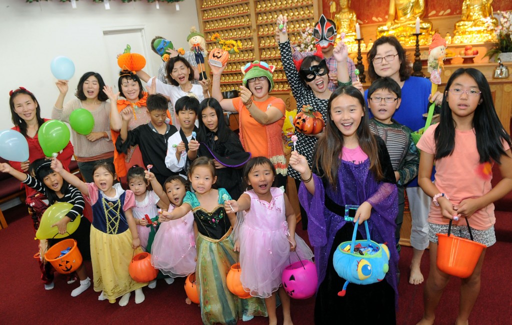 Korean American children gather to celebrate Halloween at Jung Hye Sa Buddhist Temple in Anaheim Thursday. (Park Sang-hyuk/The Korea Times)