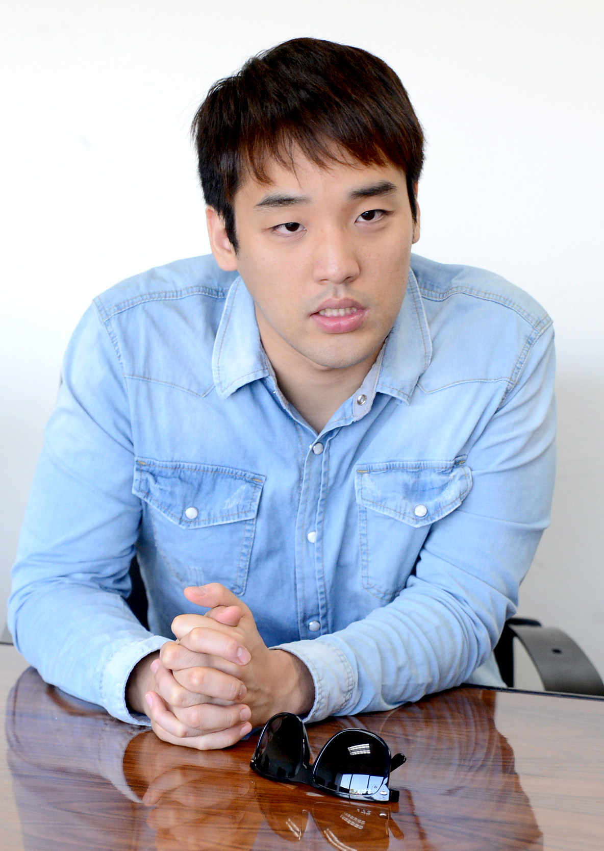 Singer Han Hee-jun discusses Milal Night 2014 at The Korea Times Los Angeles Thursday. (Kim Young-jae/The Korea Times)