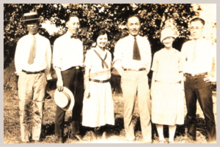 Independence fighter Ahn Chang-ho, third from right, during his 1925 visit to Chicago with Jang Yi-wook, second from left.