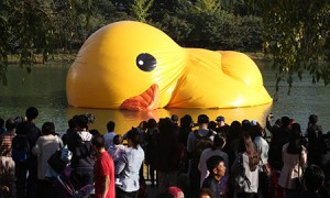 A giant rubber duck deflates on Seokchon Lake in Jamsil, eastern Seoul, Tuesday, the first day of its one-month run in Korea.  (Yonhap)