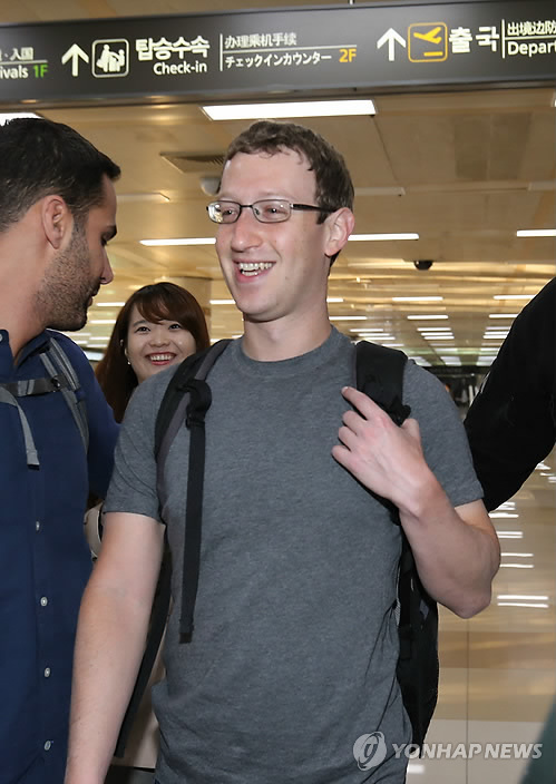 Facebook CEO Mark Zuckerberg arrives at Incheon International Airport on Oct. 14. (Yonhap)