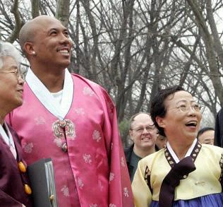 Hines Ward gets in touch with his Korean half while wearing hanbok, a traditional South Korean outfit. (Yonhap)