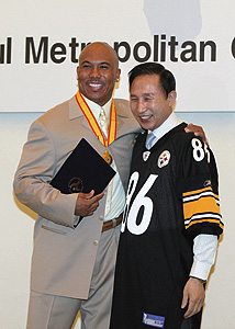 The entire Korea, including then-President Lee Myung-bak, embraced Hines Ward after he won the Super Bowl MVP trophy. (Korea Times file)
