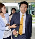 Tatsuya Kato, right, head of the Seoul bureau of Japan's Sankei Shimbun newspaper, was indicted on defamation charges.    (NEWSis)